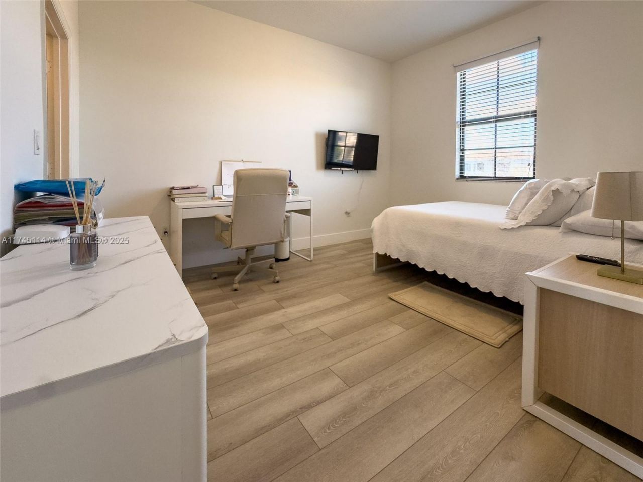 686 NE 191st Ter, Miami, FL 33179 Photo