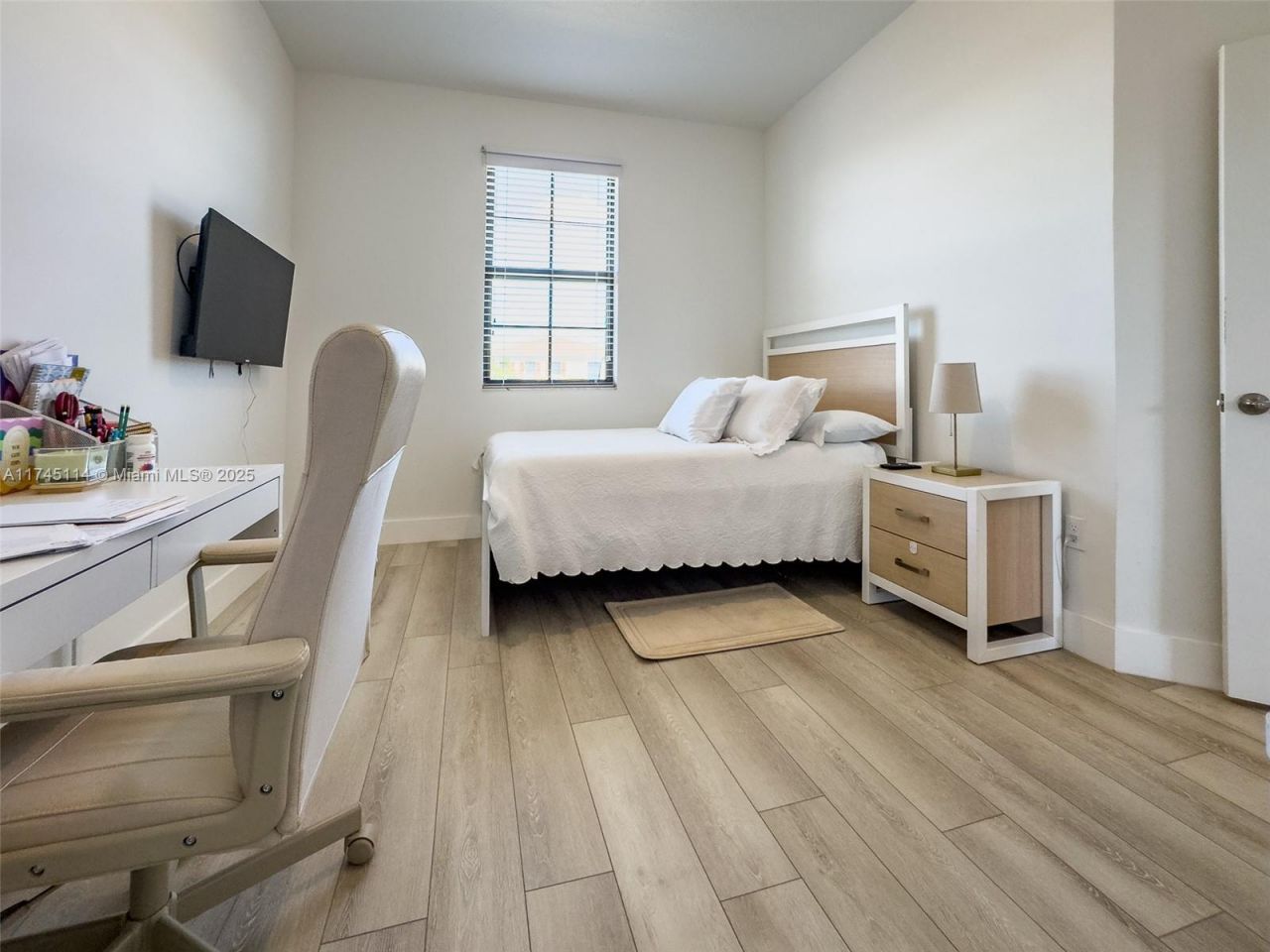 686 NE 191st Ter, Miami, FL 33179 Photo