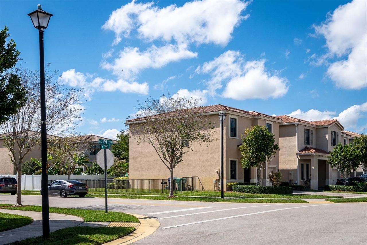 686 NE 191st Ter, Miami, FL 33179 Photo