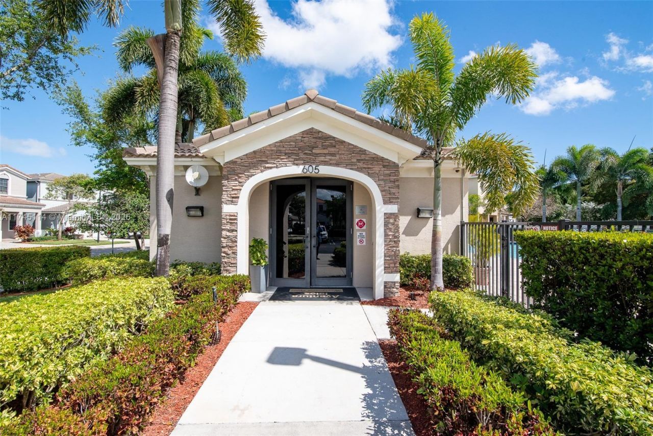 686 NE 191st Ter, Miami, FL 33179 Photo