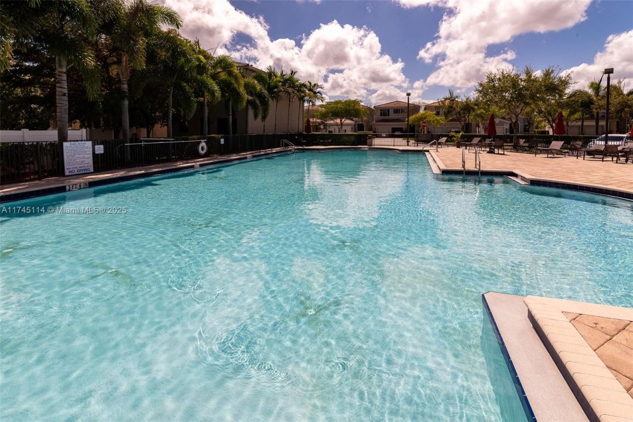 686 NE 191st Ter, Miami, FL 33179 Photo