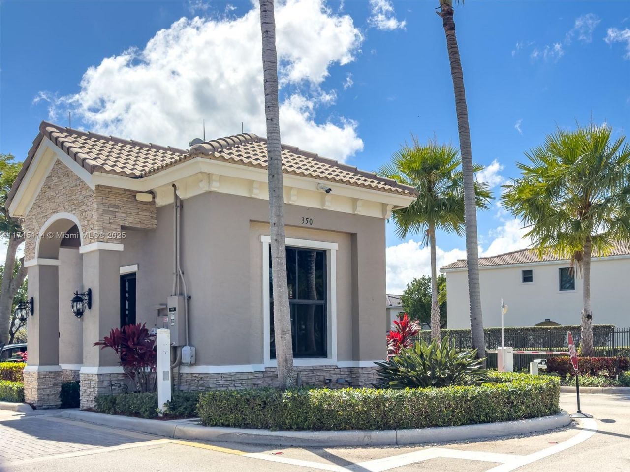 686 NE 191st Ter, Miami, FL 33179 Photo