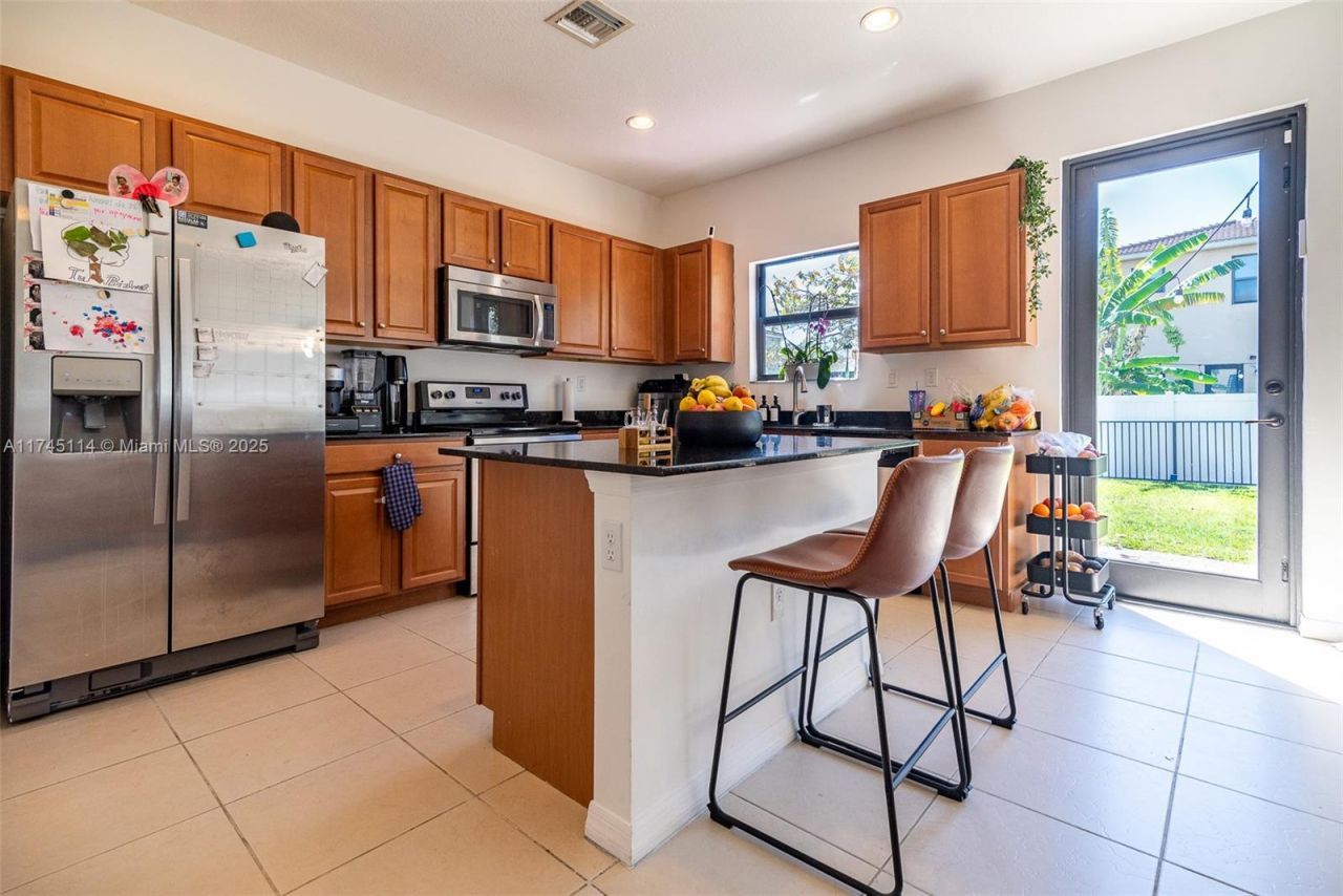 686 NE 191st Ter, Miami, FL 33179 Photo