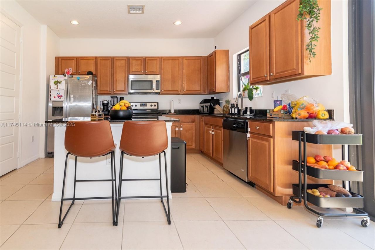 686 NE 191st Ter, Miami, FL 33179 Photo