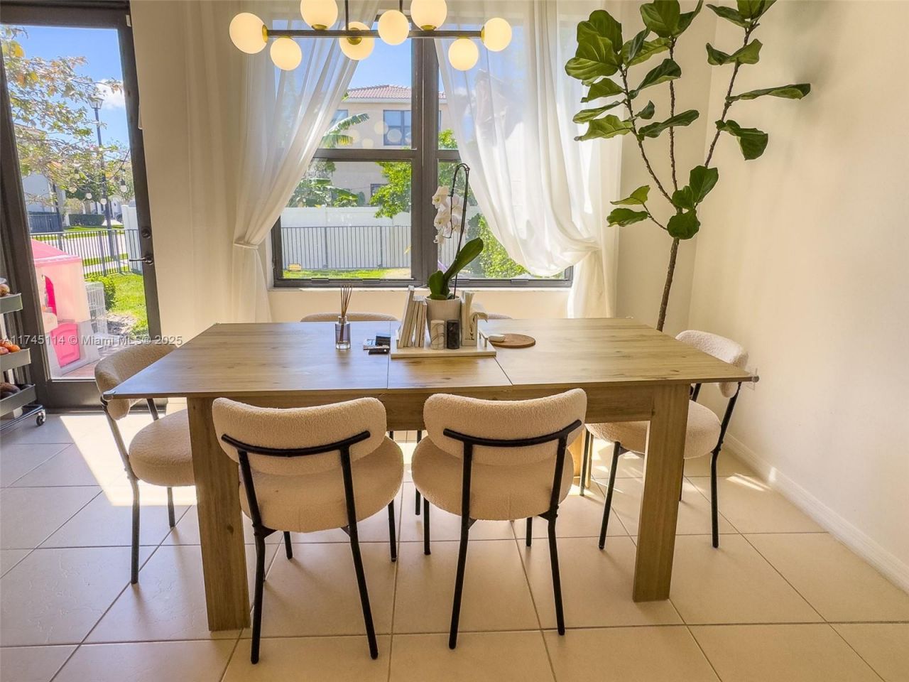 686 NE 191st Ter, Miami, FL 33179 Photo