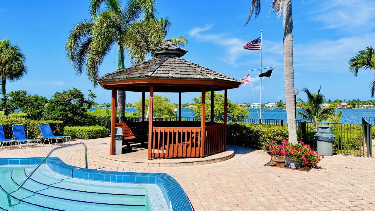 102 Half Moon Circle, Unit F2, Hypoluxo, FL 33462 Photo