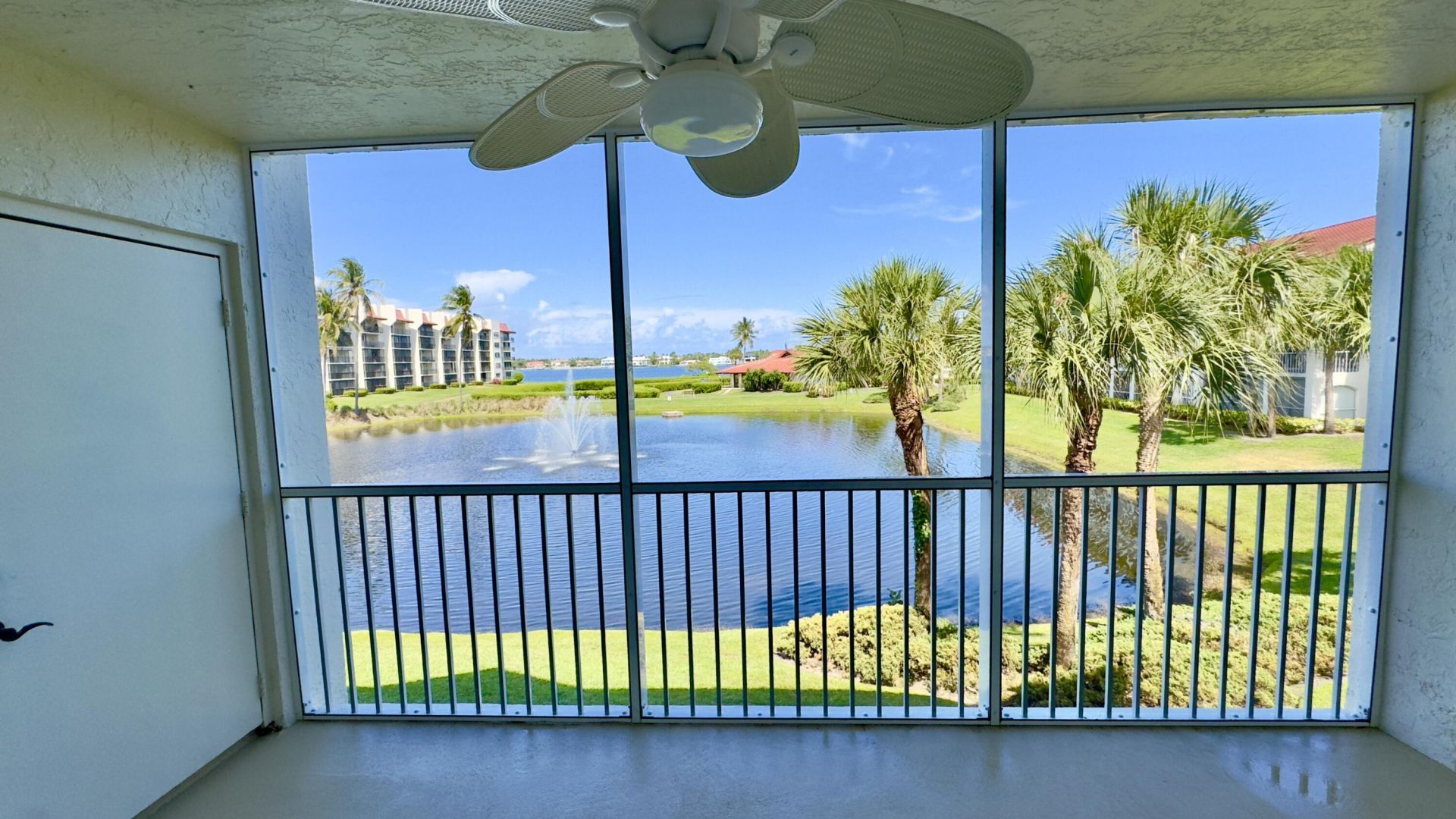 102 Half Moon Circle, Unit F2, Hypoluxo, FL 33462 Photo