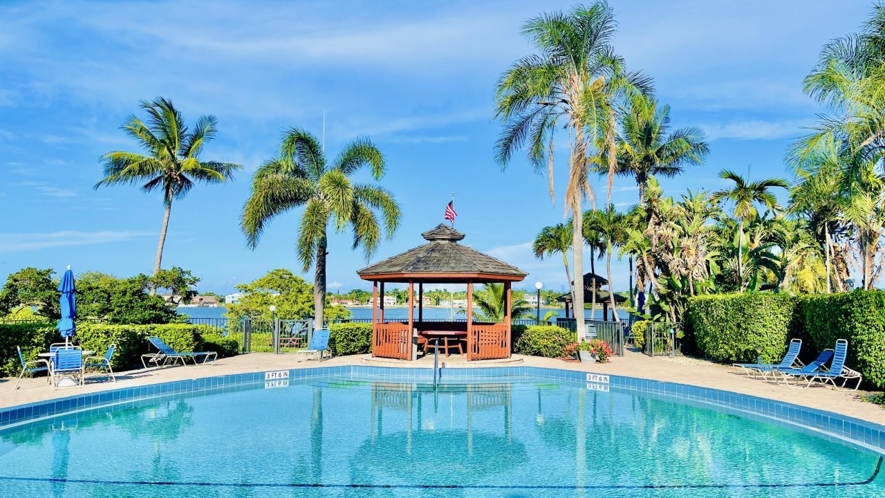 102 Half Moon Circle, Unit F2, Hypoluxo, FL 33462 Photo