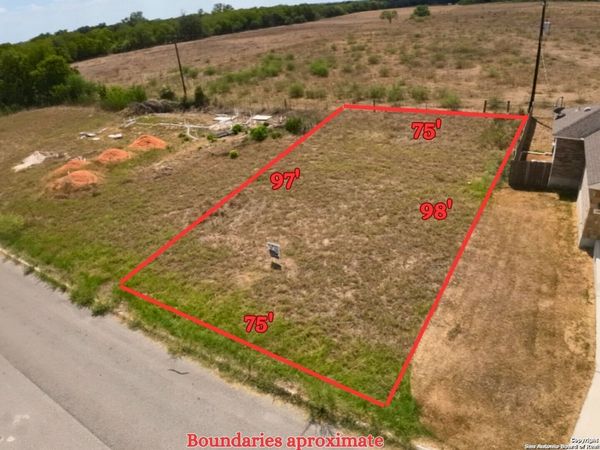 152 N 1st ST, Floresville, TX 78114