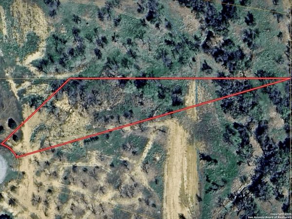 189 E Medium Meadow Drive, Lytle, TX 78052