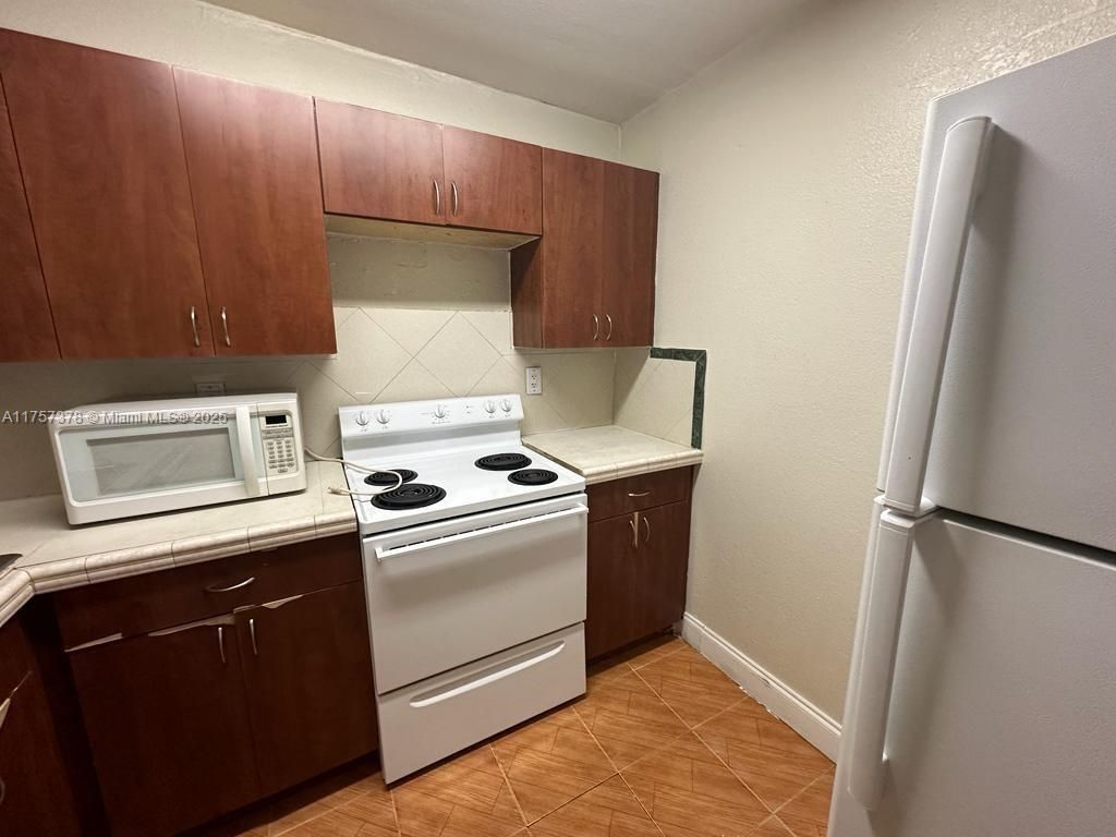 492 NW 165th St Rd, Unit C-211, Miami, FL 33169 Photo