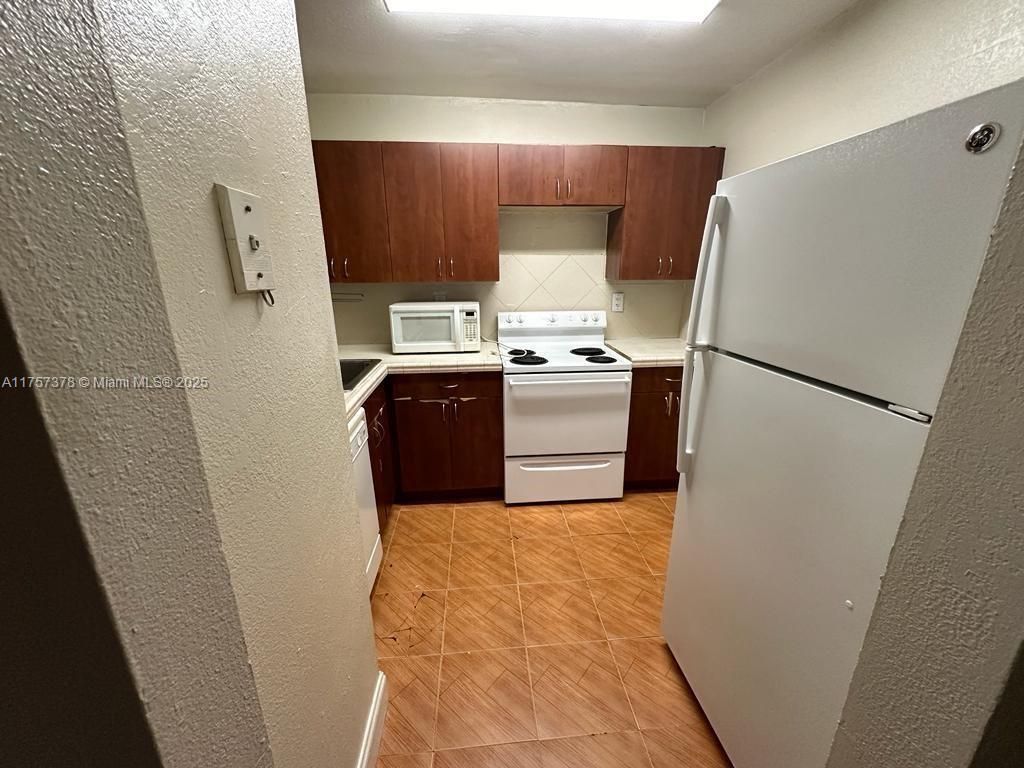 492 NW 165th St Rd, Unit C-211, Miami, FL 33169 Photo