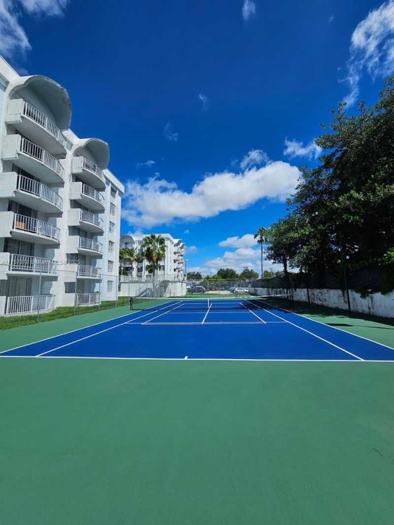 492 NW 165th St Rd, Unit C-211, Miami, FL 33169 Photo