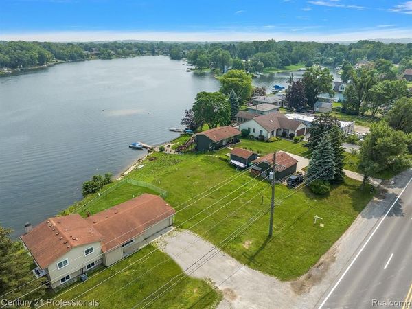 9876 W DIXIE Highway, Springfield Twp, MI 48348