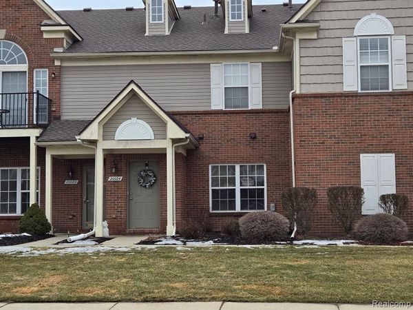 20024 HIDDEN OAKS Drive, Brownstown Twp, MI 48183