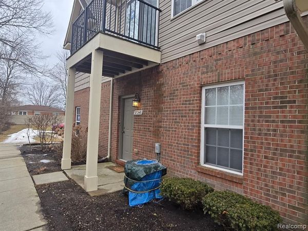 27248 HIDDEN OAKS Drive, Brownstown Twp, MI 48183