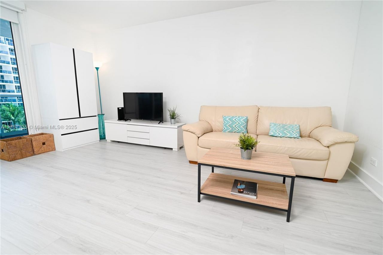 2301 Collins Ave, Unit 921, Miami Beach, FL 33139 Photo