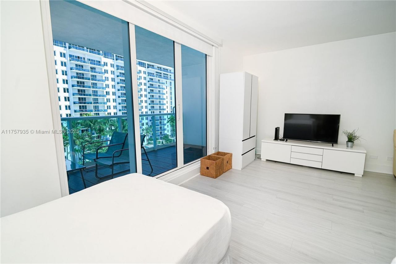 2301 Collins Ave, Unit 921, Miami Beach, FL 33139 Photo