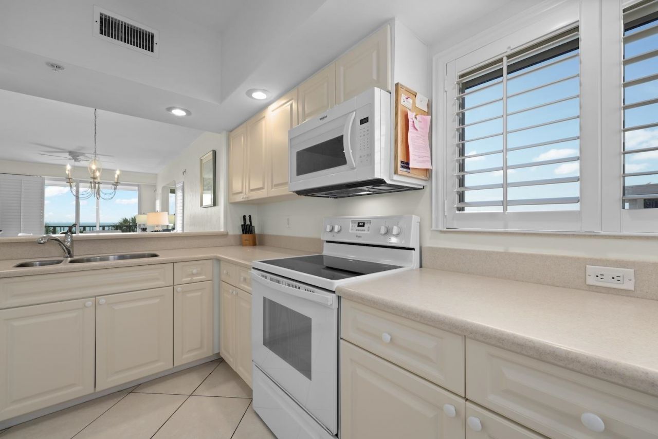 255 Periwinkle Way, Unit 5B, Sanibel, FL 33957 Photo