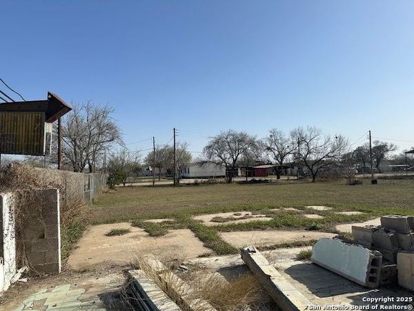 98 S Edwards, Charlotte, TX 78011