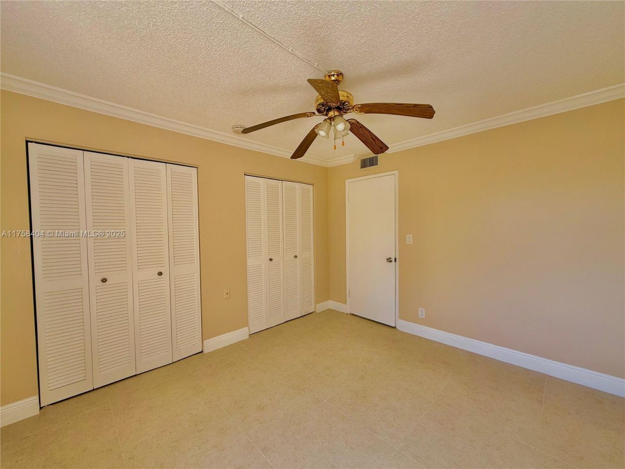 920 NE 199th St, Unit 4J, Miami, FL 33179 Photo