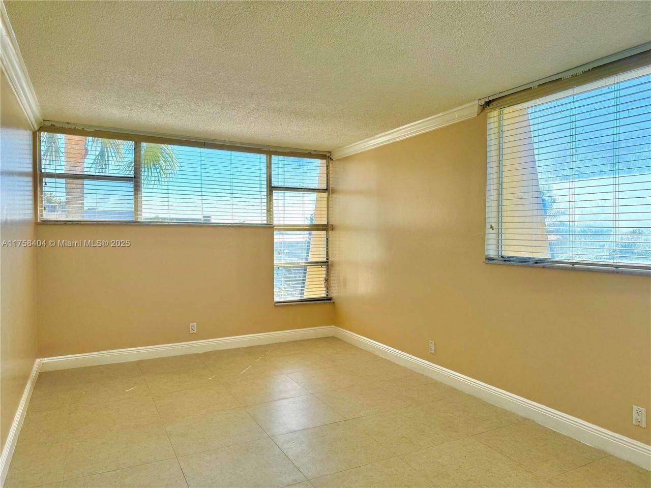 920 NE 199th St, Unit 4J, Miami, FL 33179 Photo