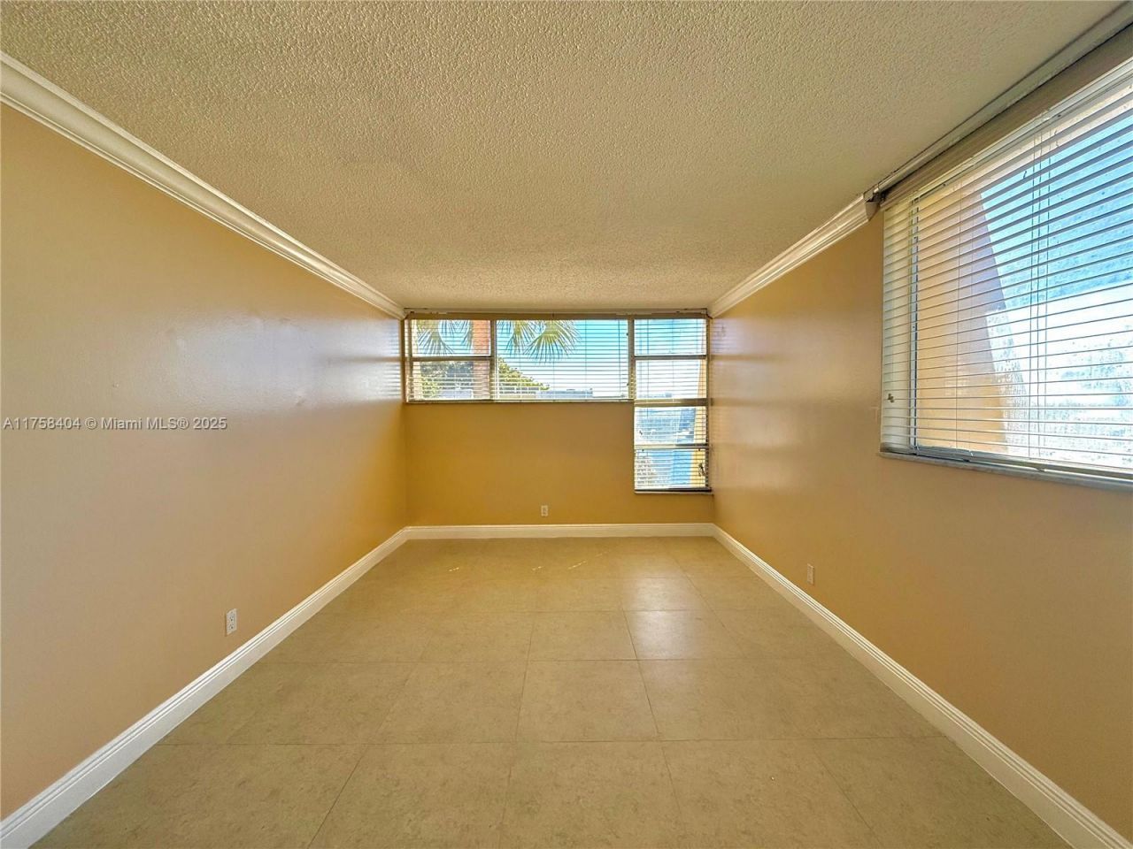 920 NE 199th St, Unit 4J, Miami, FL 33179 Photo