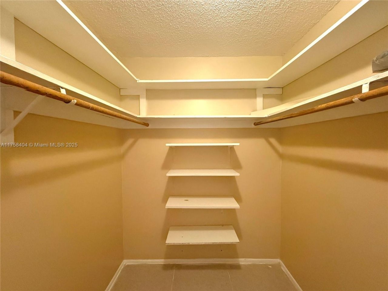 920 NE 199th St, Unit 4J, Miami, FL 33179 Photo