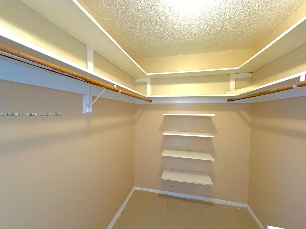 920 NE 199th St, Unit 4J, Miami, FL 33179 Photo