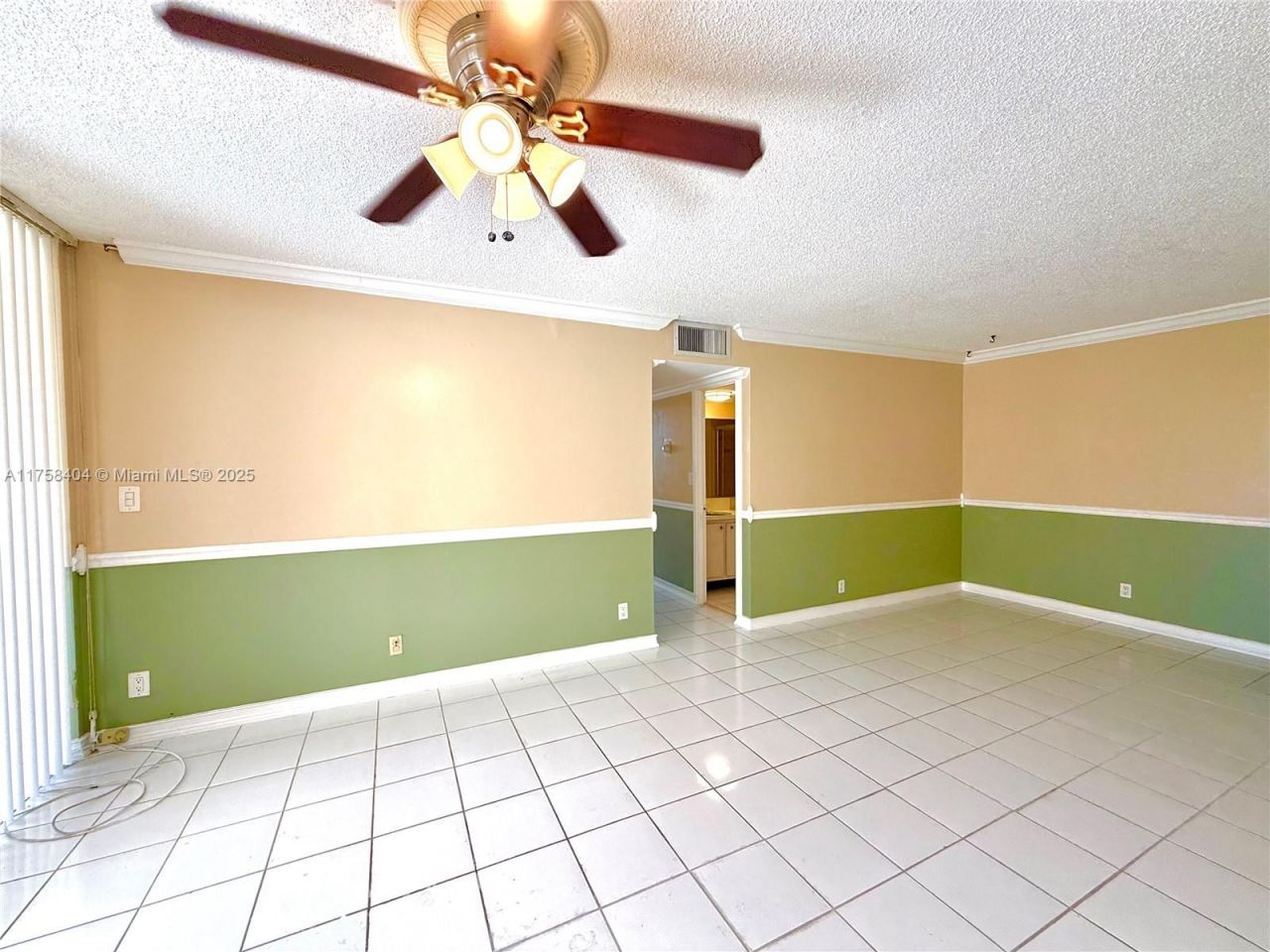920 NE 199th St, Unit 4J, Miami, FL 33179 Photo