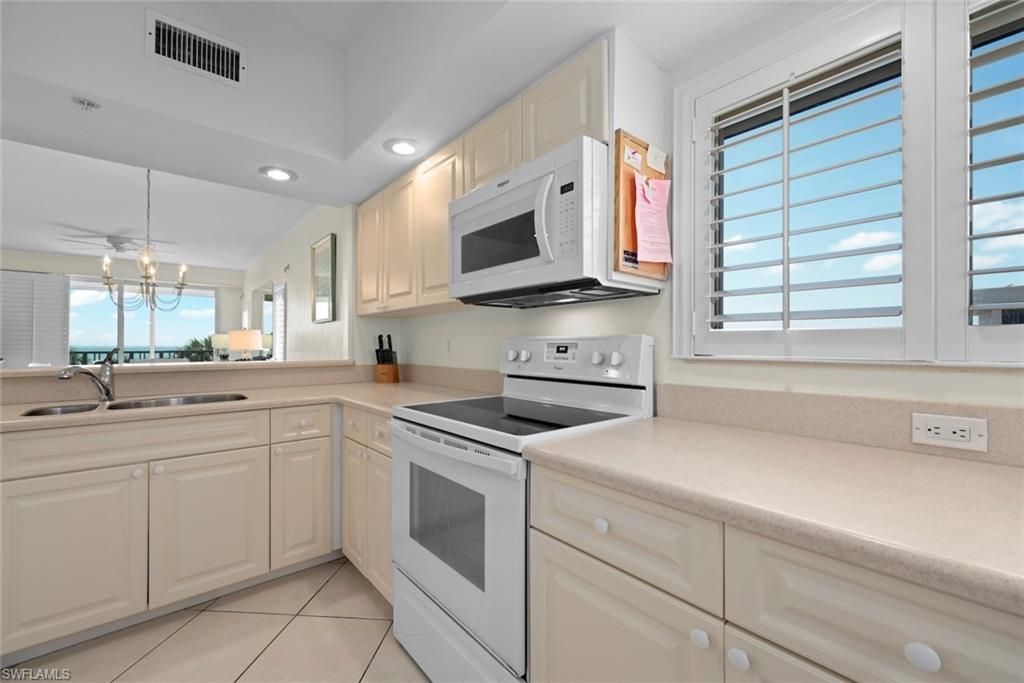 255 Periwinkle Way, Unit 5B, Sanibel, FL 33957 Photo