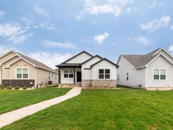 118 Axlewood Drive, Waterloo, IA 50701