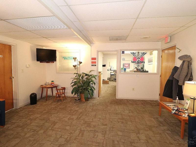 9050 Plainfield Road, Blue Ash, OH 45236 Photo 5