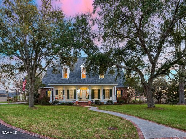 9 Oak Place, New Iberia, LA 70563