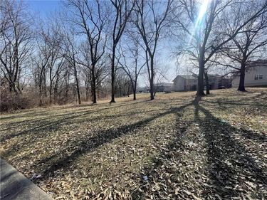 8200 Chas Circle, Pleasant Valley, MO 64068