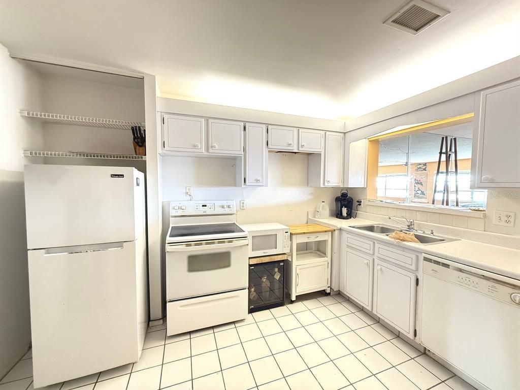 100 Bluff View Drive, Unit 417A, Belleair Bluffs, FL 33770 Photo