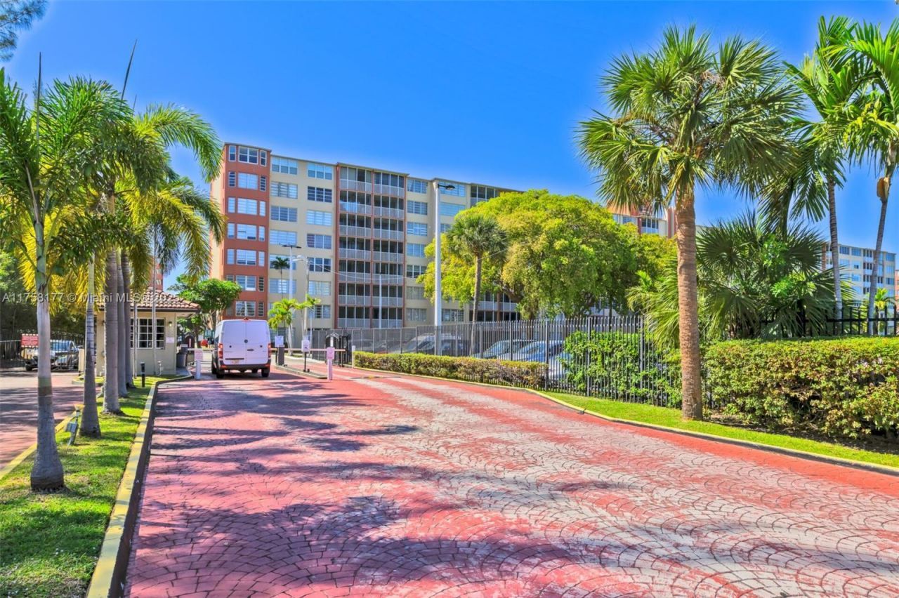1770 NE 191st St, Unit 508-1, Miami, FL 33179 Photo