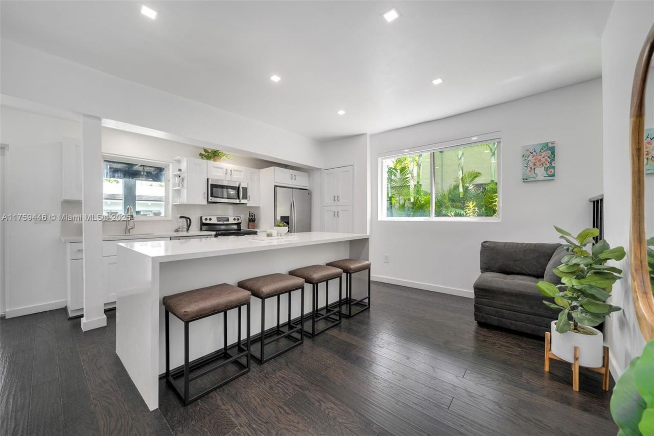 1745 SW 10th St, Miami, FL 33135 Photo