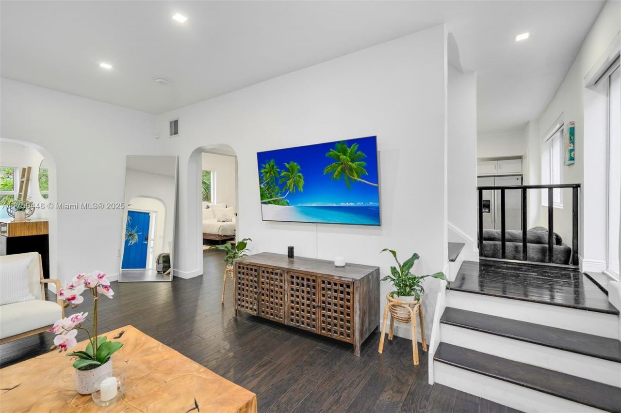 1745 SW 10th St, Miami, FL 33135 Photo