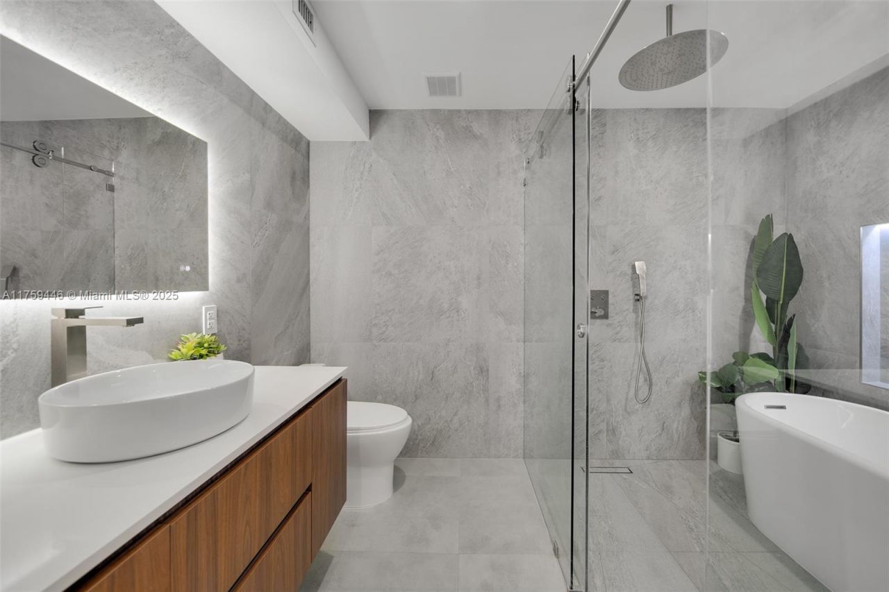 1745 SW 10th St, Miami, FL 33135 Photo