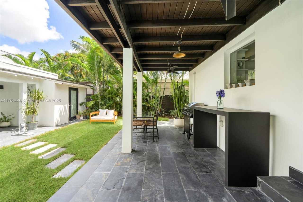 1745 SW 10th St, Miami, FL 33135 Photo