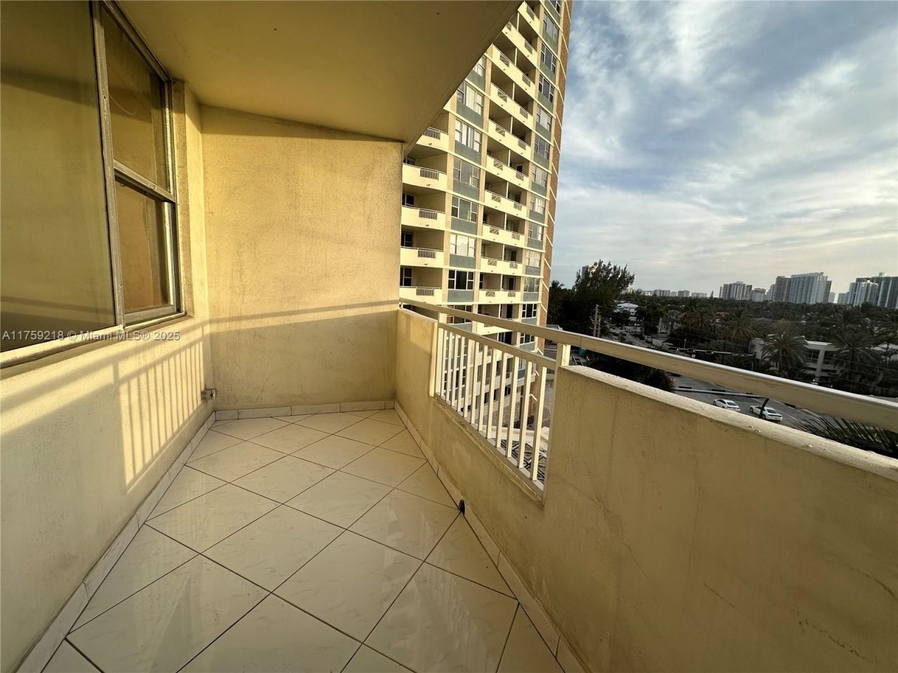 3180 S Ocean Dr, Unit 522, Hallandale Beach, FL 33009 Photo