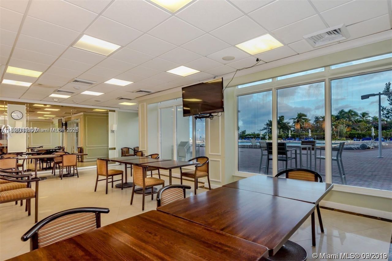 3180 S Ocean Dr, Unit 522, Hallandale Beach, FL 33009 Photo