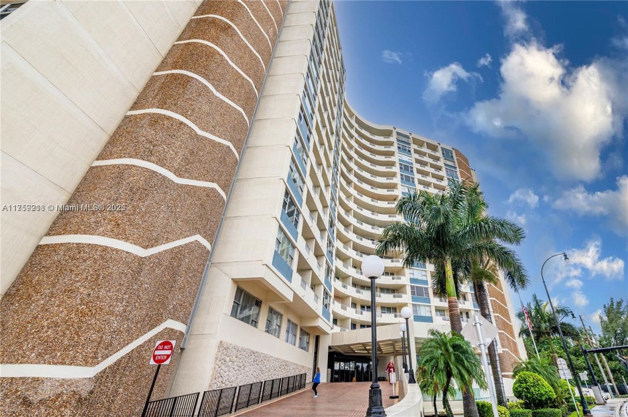 3180 S Ocean Dr, Unit 522, Hallandale Beach, FL 33009 Photo