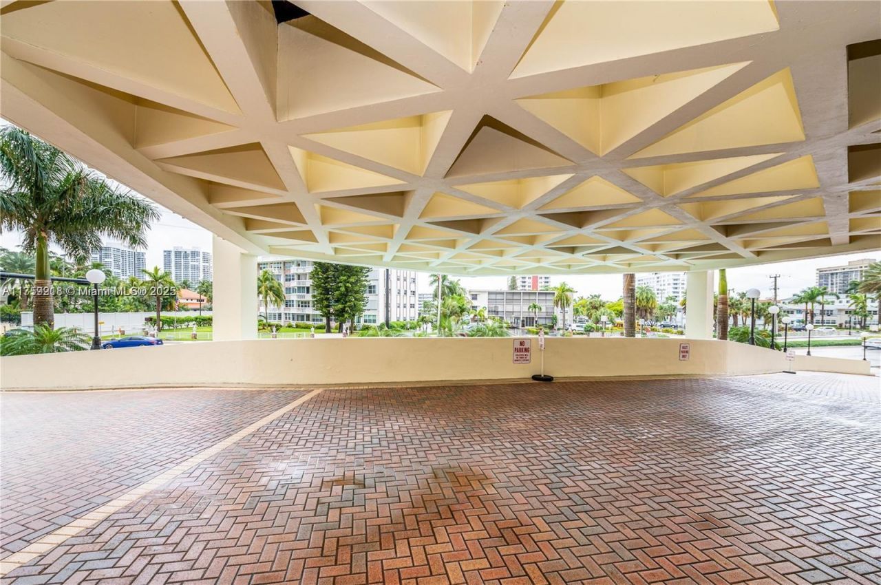 3180 S Ocean Dr, Unit 522, Hallandale Beach, FL 33009 Photo