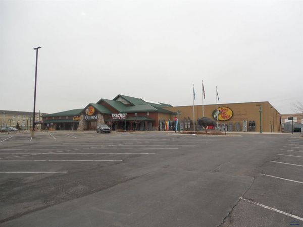 3211 E MALL DR, Rapid City, SD 57701