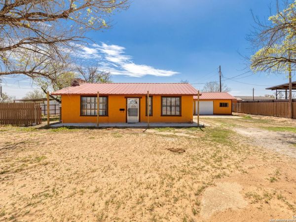 13934 N I-35, Moore, TX 78057