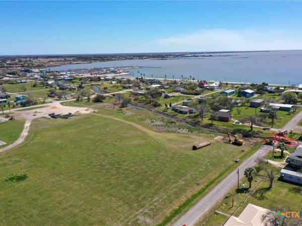 504 S 4th Street, Seadrift, TX 77983