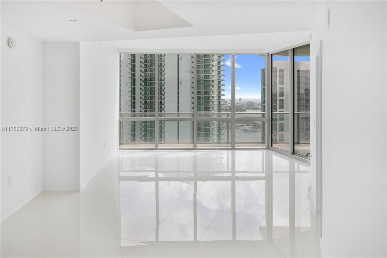 851 NE 1st Ave, Unit 4203, Miami, FL 33132 Photo
