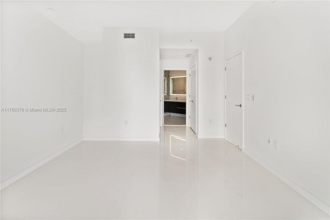 851 NE 1st Ave, Unit 4203, Miami, FL 33132 Photo